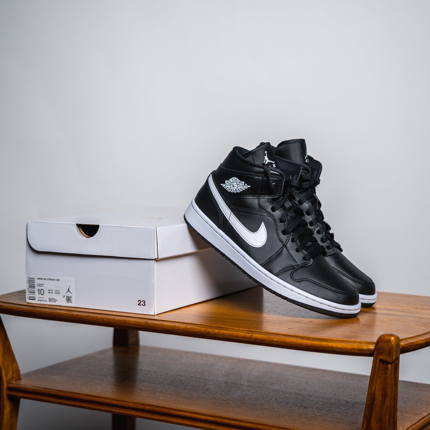 Jordan 1 Retro Mid WMNS "Black/White"